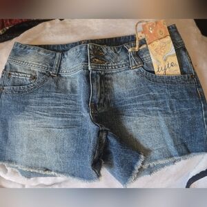 NWT Womens cutoff denim jean shorts - size 7
